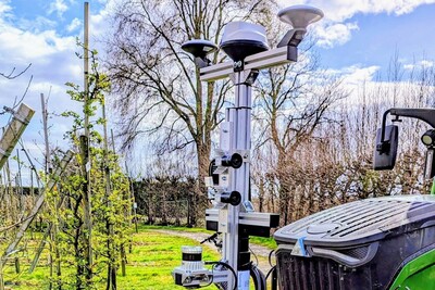 Teil des Projekts SAMSON: Die am Schlepper montierbare Sensorbox ist mit pr&auml;zisen Sensoren und Kamerasystemen ausgestattet. W&auml;hrend &uuml;blicher Fahrten durch den Bestand erfasst sie einzelbaumweise die individuellen Daten.
