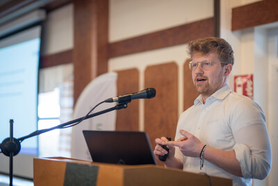 Carl Fritsch vom Forschungsinstitut für Wasserwirtschaft und Klimazukunft an der Rheinisch-Westfälischen Technischen Hochschule Aachen spricht auf der 15. Biogastagung der Landwirtschaftskammer Niedersachsen am 28.02.2024 in Verden. - © Wolfgang Ehrecke Carl Fritsch vom Forschungsinstitut für Wasserwirtschaft und Klimazukunft an der Rheinisch-Westfälischen Technischen Hochschule Aachen spricht auf der 15. Biogastagung der Landwirtschaftskammer Niedersachsen am 28.02.2024 in Verden.