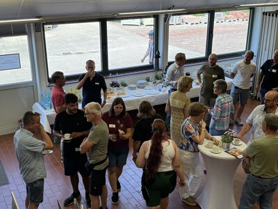 Austausch in der Kaffeepause auf dem Ahlemer Friedhofnachmittag