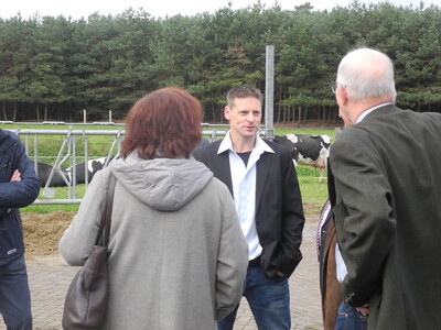 Andreas Lohmüller führt anschließend durch den Betrieb - © Dr. Hans-Gerd Brunken Andreas Lohmüller führt anschließend durch den Betrieb