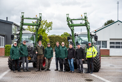 Testteam mit beiden Schlepper (links elektrisch, rechts Diesel)