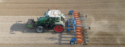 - © Volker Graß Hacktechnikeinsatz im Öko-Maisbestand