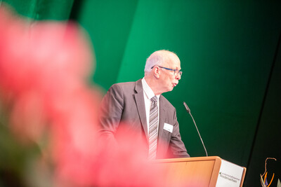 „Die wirtschaftliche Situation der Haupterwerbsbetriebe in Niedersachsen lässt gerade nur wenig Optimismus zu“, berichtete Gerhard Schwetje, Präsident der Landwirtschaftskammer Niedersachsen, am 20.11.2025 auf der Kammerversammlung in Oldenburg. - © Christopher Hanraets Kammerpräsident Gerhard Schwetje am 20.11.2025 auf der Kammerversammlung in Oldenburg.