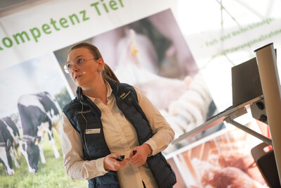 Vivien Brockmann, Customer Success Managerin beim Unternehmen MSD Tiergesundheit, Milcherzeugertag 2025 in Rodenkirchen.