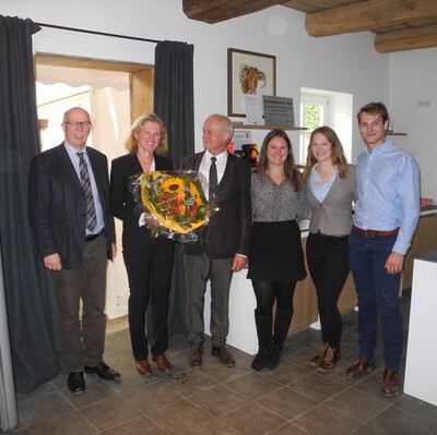 Pr&auml;s. Schwetje gratuliert Margarete, Gernot, Johanna, Catharina und Jan-Berend Lingens (v. l.)