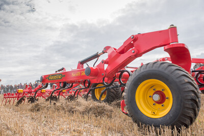 Wassersparend, bodenschonend, wirtschaftlich: Maschinenvorf&uuml;hrung zur ultraflachen Bodenbearbeitung mit mehr als 40 Ger&auml;ten in Sehnde (Region Hannover).