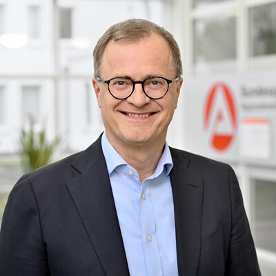 &bdquo;Der gr&ouml;&szlig;te Fehler ist zu glauben, dass sich der Fachkr&auml;ftemangel mit dem aktuell zahlreichen Stellenabbau in der Industrie erledigt hat&ldquo;, berichtet Johannes Pfeiffer, Chef der Regionaldirektion Niedersachsen-Bremen der Bundesagentur f&uuml;r Arbeit.