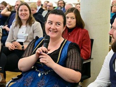 Lilli Wenzel (M.), Teilnehmerin des Online-Kurses, schilderte w&auml;hrend der Meister/-innen-Feier in Hannover die Herausforderung, Beruf, Familie und Lernen unter einen Hut zu bringen, und hob den Wert des Arbeitsprojekts hervor.