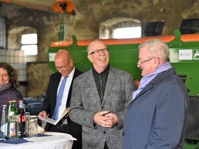 Kammerpräsident Gerhard Schwetje (Mitte), begrüßte die Gäste, darunter Prof. Dr. Christoph Herrmann (links), Institutsleiter des Fraunhofer IST, und Prof. Dr. Reimund Neugebauer, Präsident der Fraunhofer-Gesellschaft