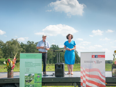 Kammerpräsident Gerhard Schwetje (l.) und Umweltsenatorin Kathrin Moosdorf beim Grünlandfeldtag der Landwirtschaftskammer Niedersachsen und der Senatorin für Umwelt, Klima und Wissenschaft am 06.08.2024 im Bremer Blockland.