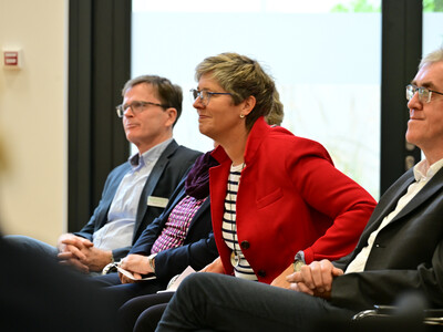 &Uuml;bergabe Meisterbriefe Hauswirtschaft 2025 in Hannover (v.l.): Fachbereichsleiter Rudolf Fuchs, LandFrauen-Pr&auml;sidentin Elisabeth Brunkhorst (Hannover) und Bezirksstellenleiter Dr. Rolf B&uuml;nte (Aurich).