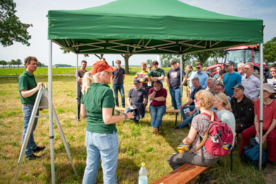 Volker Gra&szlig; (l., &Ouml;kologischer Landbau) und Dorothea Flassig (Vordergrund) aus der D&uuml;ngebeh&ouml;rde beim Feldtag zum Thema Landwirtschaft und Wasserschutz am 17.06.2026 in Schw&uuml;blingsen (Uetze/Region Hannover).