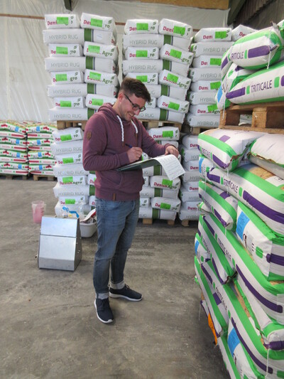 Saatgutverkehrskontrolle und repr&auml;sentaitve Probenahme