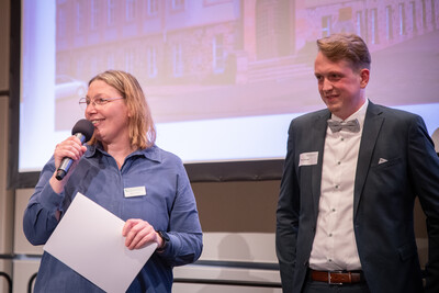 Ehrung von Niko Schlump (r.) als Arbeitnehmer des Jahres beim Gesellschaftsabend der Landwirtschaftskammer Niedersachsen am 19.11.2025 in Oldenburg.