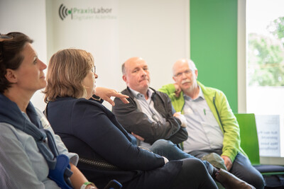Austausch mit Agrar-Staatssekret&auml;rin Frauke Patzke (2.v.l.) beim Fach-Event &bdquo;Zwischen Acker und App &ndash; Digitalisierung Ihres Pflanzenbaus&ldquo; auf der Dom&auml;ne Schickelsheim (K&ouml;nigslutter/Kreis Helmstedt).