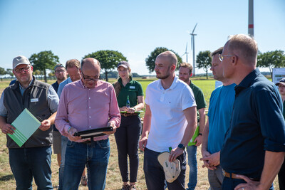 LWK-Vorstandsmitglied Markus Gerhardy (l.) begr&uuml;&szlig;t Matthias Miersch, Vors. der SPD-Bundestagsfraktion (r.)