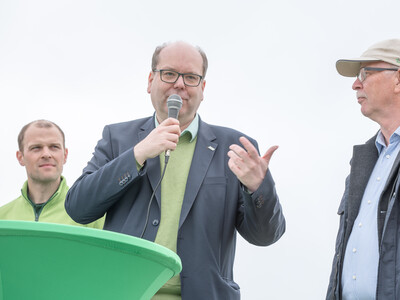 Niedersachsens Umweltminister Christian Meyer (Mitte) mit Kammerpr&auml;sident Gerhard Schwetje (r.) und Feldtage-Organisator Dr. Jan Oehlschl&auml;ger.