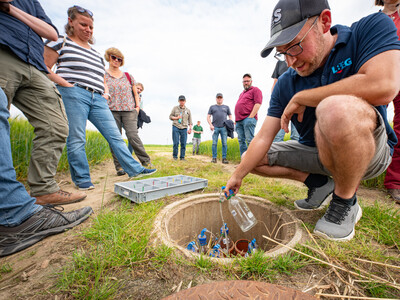 Schacht mit Sickerwasser-Sammelflaschen beim Feldtag zum Thema Landwirtschaft und Wasserschutz am 17.06.2026 in Schw&uuml;blingsen (Uetze/Region Hannover).
