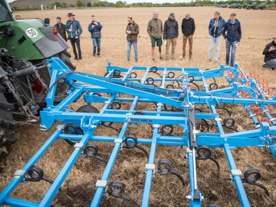 Wassersparend, bodenschonend, wirtschaftlich: Maschinenvorführung zur ultraflachen Bodenbearbeitung mit mehr als 40 Geräten in Sehnde (Region Hannover).