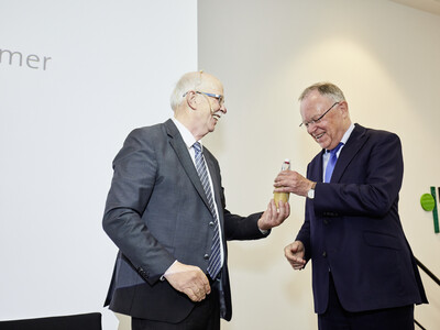 Kammerpr&auml;sident Gerhard Schwetje (l.) &uuml;berreicht Ministerpr&auml;sident Stephan Weil w&auml;hrend des Festakts zum 125-j&auml;hrigen Bestehen der Landwirtschaftskammer Niedersachsen am 21.05.2024 in Hannover-Ahlem eine Flasche selbst hergestellten Eierlik&ouml;r.