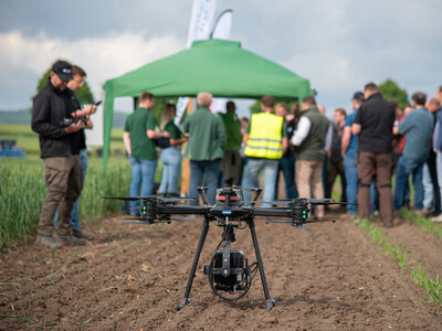 Drohne mit Kamera zur Unkraut-Kartierung (SAM Dimension) beim Fach-Event &bdquo;Zwischen Acker und App &ndash; Digitalisierung Ihres Pflanzenbaus&ldquo; auf der Dom&auml;ne Schickelsheim (K&ouml;nigslutter/Kreis Helmstedt).