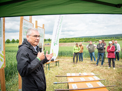 Bodenexperte Dr. Frank Lorenz (l., LUFA Nord-West) beim Fach-Event &bdquo;Zwischen Acker und App &ndash; Digitalisierung Ihres Pflanzenbaus&ldquo; auf der Dom&auml;ne Schickelsheim (K&ouml;nigslutter/Kreis Helmstedt).