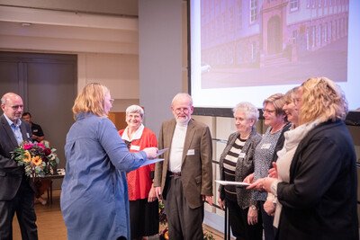 Ehrung der Mitarbeiterinnen des Gartenbauunternehmens Friedhelm Leuchtenberger beim Gesellschaftsabend der Landwirtschaftskammer Niedersachsen am 19.11.2025 in Oldenburg.