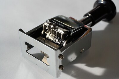 Verbindet das analoge mit dem digitalen Büro: Der Paginierstempel