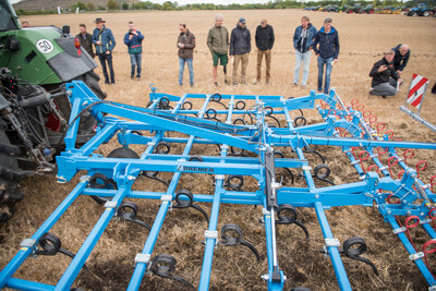 Wassersparend, bodenschonend, wirtschaftlich: Maschinenvorf&uuml;hrung zur ultraflachen Bodenbearbeitung mit mehr als 40 Ger&auml;ten in Sehnde (Region Hannover).