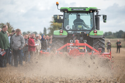 Wassersparend, bodenschonend, wirtschaftlich: Maschinenvorf&uuml;hrung zur ultraflachen Bodenbearbeitung mit mehr als 40 Ger&auml;ten in Sehnde (Region Hannover).
