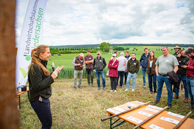 Caroline Benecke (l., Leiterin Sachgebiet Pflanzenern&auml;hrung, D&uuml;ngung und N&auml;hrstoffmanagement) beim Fach-Event &bdquo;Zwischen Acker und App &ndash; Digitalisierung Ihres Pflanzenbaus&ldquo; auf der Dom&auml;ne Schickelsheim (K&ouml;nigslutter/Kreis Helmstedt).
