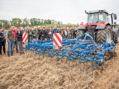 Wassersparend, bodenschonend, wirtschaftlich: Maschinenvorf&uuml;hrung zur ultraflachen Bodenbearbeitung mit mehr als 40 Ger&auml;ten in Sehnde (Region Hannover).
