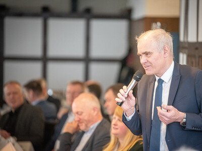 Kreislandwirt Johannes Sch&uuml;rbrock w&auml;hrend der Verabschiedung des Osnabr&uuml;cker Bezirksstellenleiters Ludger Bernhold am 27.02.2026 in Bohmte.