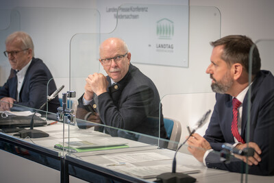 Pressekonferenz der Allianzpartner der Vereinbarung Der Niedersächsische Weg in Hannover: Am 29.10.2020 wurden die ausgehandelten Eckpfeiler für mehr Natur- und Artenschutz vorgestellt und diese erneut mit einer Unterschrift bekräftigt. - © Wolfgang Ehrecke Pressekonferenz der Allianzpartner der Vereinbarung Der Niedersächsische Weg in Hannover: Am 29.10.2020 wurden die ausgehandelten Eckpfeiler für mehr Natur- und Artenschutz vorgestellt und diese erneut mit einer Unterschrift bekräftigt.