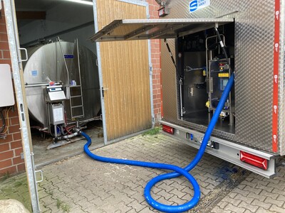 Milchübernahme Milchtank (liegend) - © Klaus-Dieter Quade Milchübernahme Milchsammelwagen