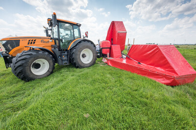 Schlepper mit innovativer, sensorgestützter Maschine zur Ampferbekämpfung, zu sehen auf dem Grünlandfeldtag der Landwirtschaftskammer Niedersachsen und der Senatorin für Umwelt, Klima und Wissenschaft am 06.08.2024 auf Hof Bavendamm im Bremer Blockland.