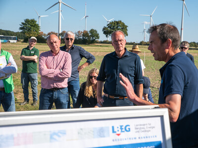 Dr. Knut Meyer (LBEG) informierte &uuml;ber Bodenbeschaffenheit und Funktionsweise des Sickerwasserversuchs