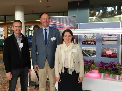 Dr. Dirk Ludolph, Prof. Dr. Bernhard Be&szlig;ler und Katharina R&uuml;ther von der LWK Niedersachsen (v.l.) pr&auml;sentieren das Projekt ViSuELL