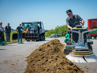 Elektrisch betriebene Aufsitzmaschine für Stallreinigung und Futtervorlage beim Praxistag Alternative Antriebsenergien für Landmaschinen am 01.07.2025 im LBZ Echem.