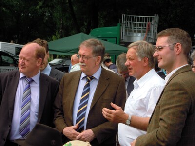 Minister Lindemann im Gespräch mit Heiko Schmidt (1. Vors. Weser-Ems) in Uelsen