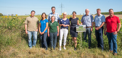 V.l.: Ruben Max Garchow (UNB), Marieke Neßmann (NABU), Landwirt Matthias Johns, Martina Diehl (LWK), Landrätin Christiana Steinbrügge, Agrarministerin Miriam Staudte, Kammerpräsident Gerhard Schwetje, Dr. Holger Buschmann (NABU), Jan Schröder (MdL). - © Wolfgang Ehrecke V.l.: Ruben Max Garchow (UNB), Marieke Neßmann (NABU), Landwirt Matthias Johns, Martina Diehl (LWK), Landrätin Christiana Steinbrügge, Agrarministerin Miriam Staudte, Kammerpräsident Gerhard Schwetje, Dr. Holger Buschmann (NABU), Jan Schröder (MdL).