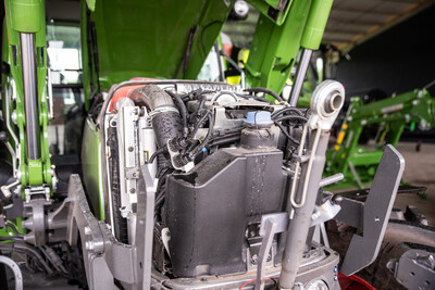 Blick unter die Motorhaube beim Dieselschlepper