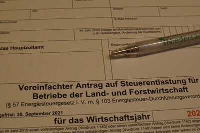 Agrardieselantrag - © Tobias Paul Ein Formular für einen vereinfachten Antrag auf Steuerentlastung für land- und forstwirtschaftliche Betriebe mit einem Kugelschreiber darauf.