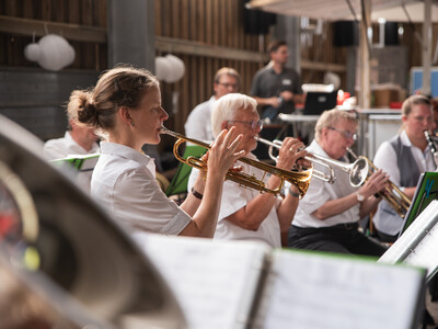 Der Feuerwehrmusikzug Artlenburg untermalte die Jubil&auml;umsfeier musikalisch.
