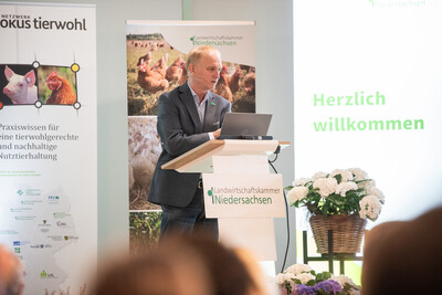 Hermann Kramer, Veterin&auml;ramt Nordhorn, sprach &uuml;ber einen Gefl&uuml;gelpestausbruch, bei dem eine Teilkeulung angeordnet wurde