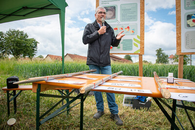 Bodenexperte Dr. Frank Lorenz (LUFA Nord-West) beim Fach-Event &bdquo;Zwischen Acker und App &ndash; Digitalisierung Ihres Pflanzenbaus&ldquo; auf der Dom&auml;ne Schickelsheim (K&ouml;nigslutter/Kreis Helmstedt).