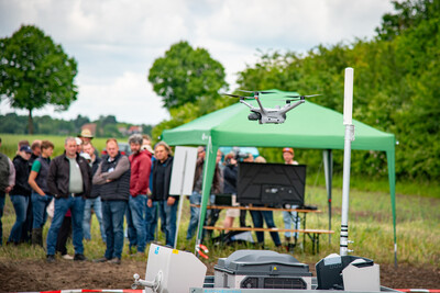 Drohne mit Dock (Kopterzentrale) beim Fach-Event &bdquo;Zwischen Acker und App &ndash; Digitalisierung Ihres Pflanzenbaus&ldquo; auf der Dom&auml;ne Schickelsheim (K&ouml;nigslutter/Kreis Helmstedt).