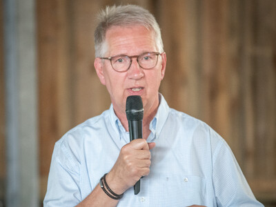 Dr. Hartmut Matthes, Geschäftsführer des Bundesverbands Lohnunternehmen, beim Praxistag Alternative Antriebsenergien für Landmaschinen am 01.07.2025 im LBZ Echem.