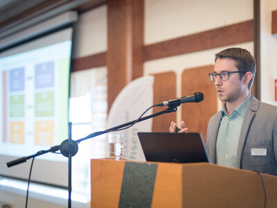 Kammer-Berater Gerold Tammen spricht auf der 15. Biogastagung der Landwirtschaftskammer Niedersachsen am 28.02.2024 in Verden. - © Wolfgang Ehrecke Kammer-Berater Gerold Tammen spricht auf der 15. Biogastagung der Landwirtschaftskammer Niedersachsen am 28.02.2024 in Verden.