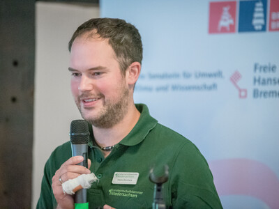 Heiko Borchers (LWK-Berater Ökologischer Landbau) als Referent beim Grünlandfeldtag der Landwirtschaftskammer Niedersachsen und der Senatorin für Umwelt, Klima und Wissenschaft am 06.08.2024 auf Hof Bavendamm im Bremer Blockland.